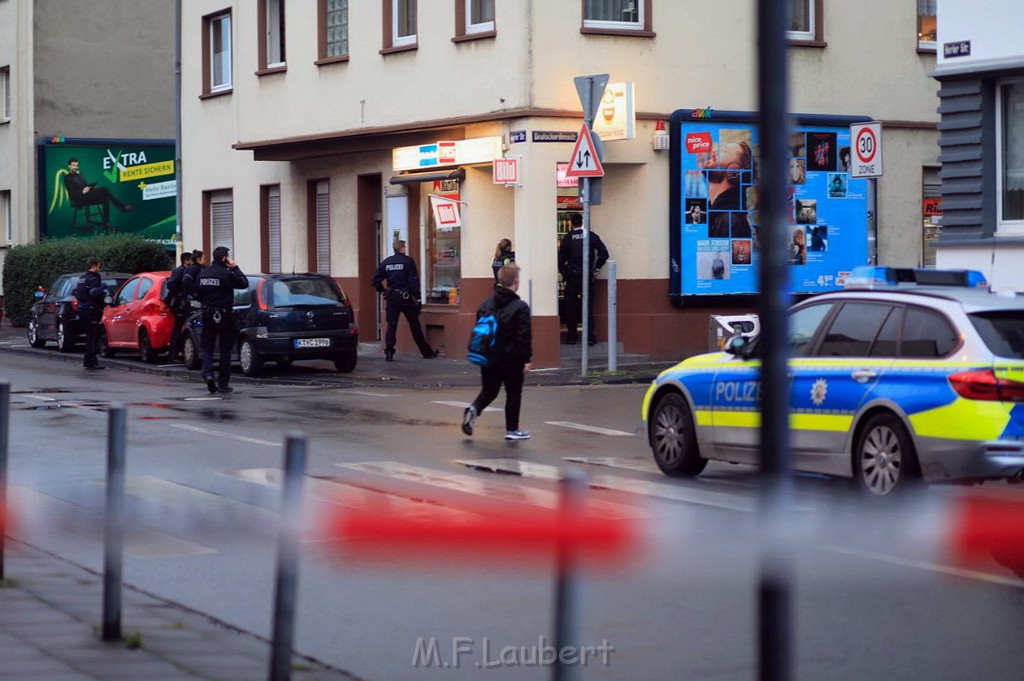 Einsatz BF Pol SEK Bedrohungslage Koeln Buchheim Herlerstr P13.jpg